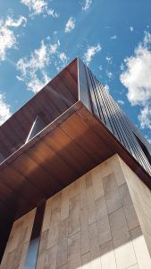 Construcción sostenible, la importancia de la certificación LEED™ en naves y edificios de oficinas