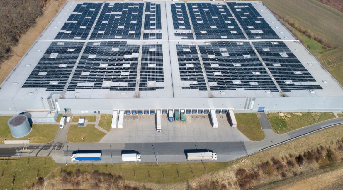 Placas solares en naves industriales y logísticas
